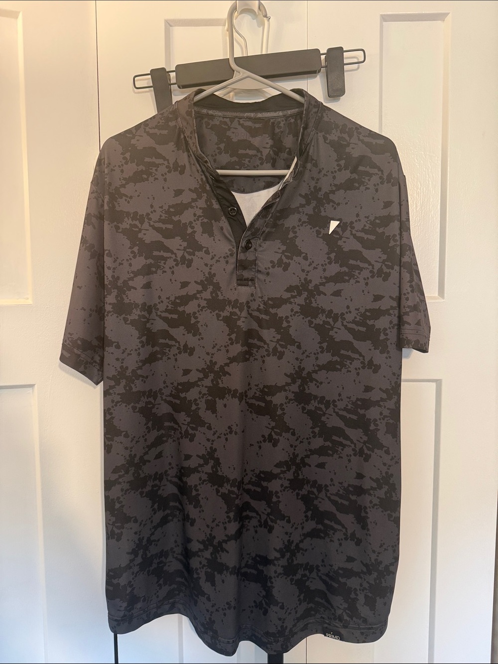 Primo Men’s blade collar golf shirt- black camo print